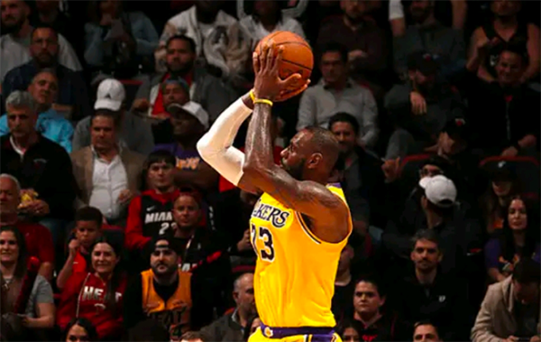 詹姆斯斩获29+8后无奈认输：里程碑之际41分大败，告别尴尬纪录