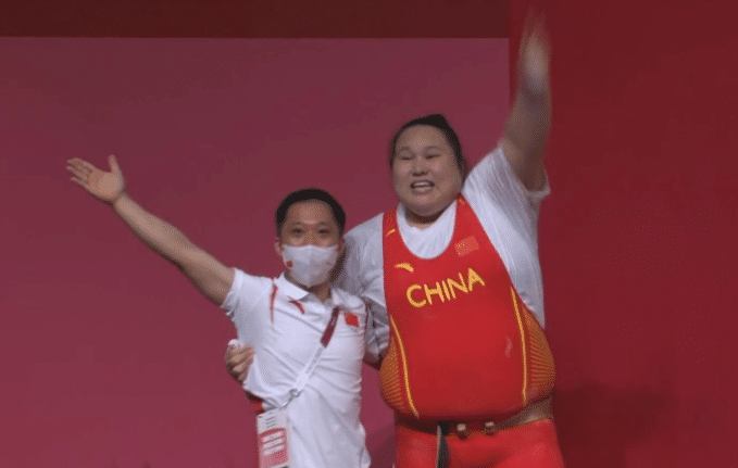 中国队第29金降维打击！李雯雯碾压夺冠，变性选手惨败，中国举重7金1银收官