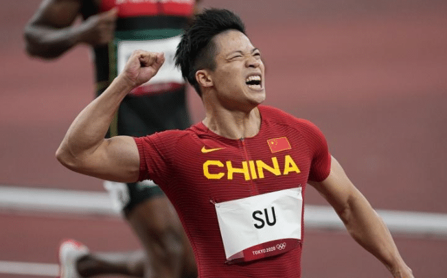 百米大战！英国选手红牌罚下，中国飞人第6，雅各布斯9秒80夺冠