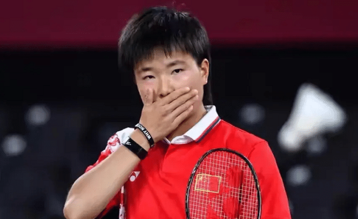 晋级四强！何冰娇让1追2逆转日本天才，三线捷报，国羽重现荣光