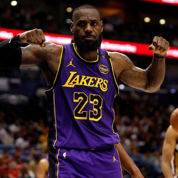 东契奇首战旧主三双封神！詹姆斯末节接管比赛，40岁老汉再写传奇