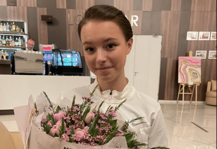 谢尔巴科娃太美了！引爆冰演现场，晒出发光考斯滕