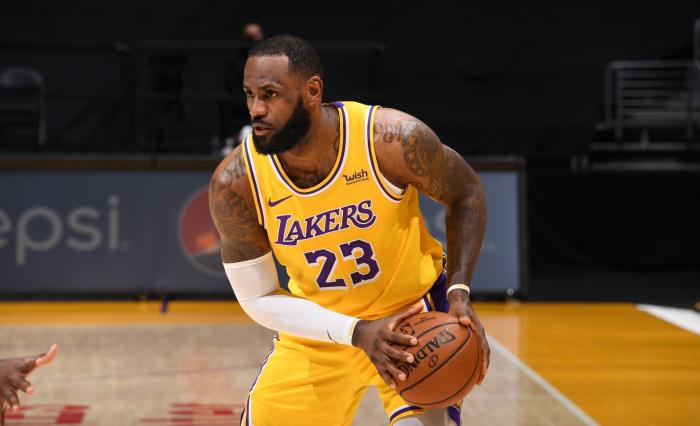 湖人4连败！詹皇连续32场神迹中断，提前投降太无奈，该多想念浓眉？