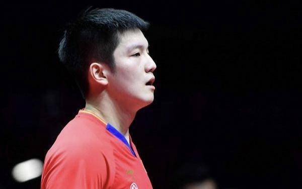 樊振东为何首轮游？膝盖细节让人破防，小胖回应，刘国梁难咎其责