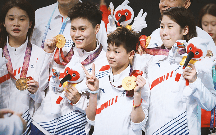 队宠！全红婵新签名出炉，全运夺金最大功臣，被队友塞满礼物