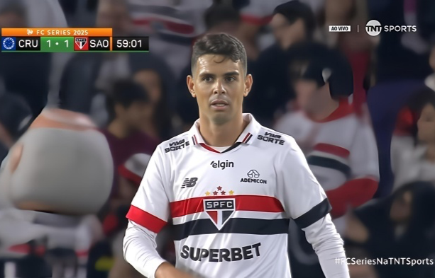 友谊赛变 “战场”？奥斯卡放铲染红引争议，网友吐槽：中超风格尽显