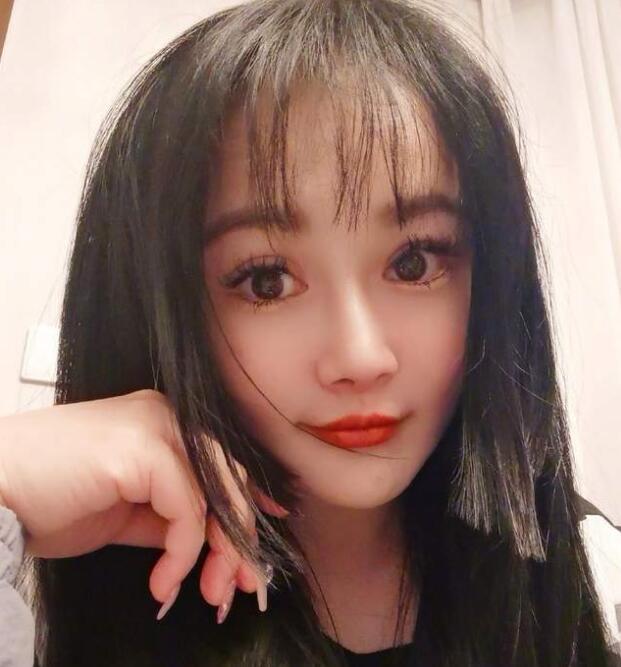 羡慕！邹市明37岁娇妻宛如少女，大别墅堪比公园，巨型草莓抢眼