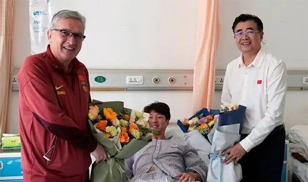 国足官方：宋凯、伊万科维奇探望高准翼