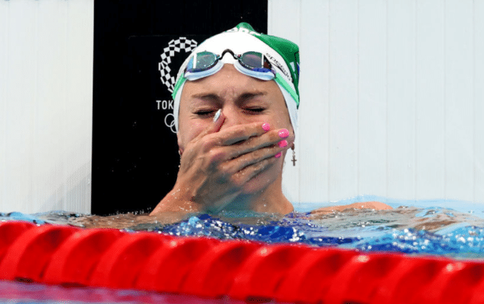 刷新世界纪录！南非泳将喜极而泣，温馨一幕：对手上前拥抱祝贺