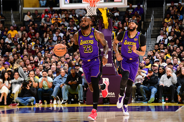 詹姆斯563场30+超乔丹，打破纪录诠释篮球传奇