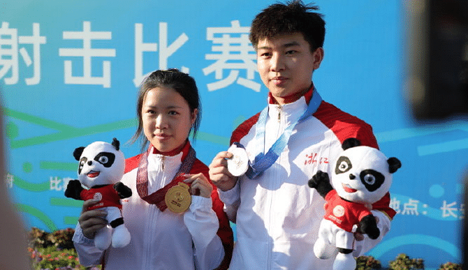 登热搜榜！杨杨组合全运摘金，杨倩迈出小黄鸭步伐，被疯狂合影