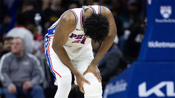 76人球迷集体请愿：卖掉恩比德重建！他的膝盖比哈登还脆
