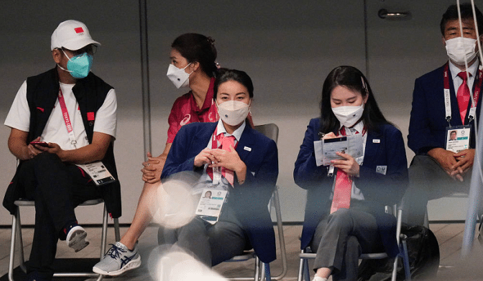 太飒了！郭晶晶穿裁判制服亮相，中国队疑似遭压分，夺金遇波折