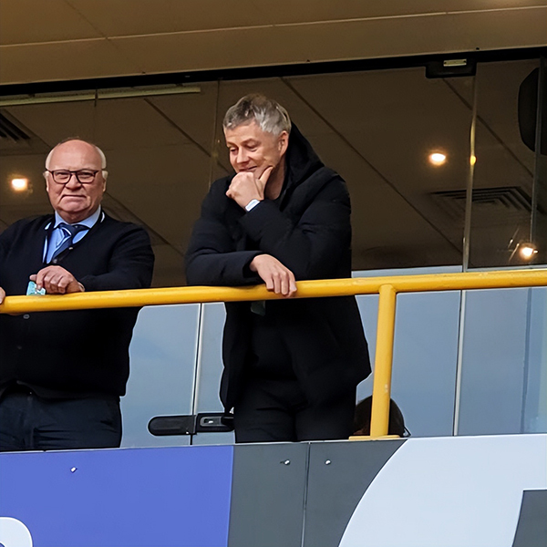 索尔斯克亚观战狼队引猜测：虽称家庭之旅，仍成执教热门，若上任将迎关键赛程