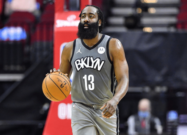 暖心！哈登拥抱沃尔奥迪等火箭前队友，现场送签名战靴后穿袜子离场