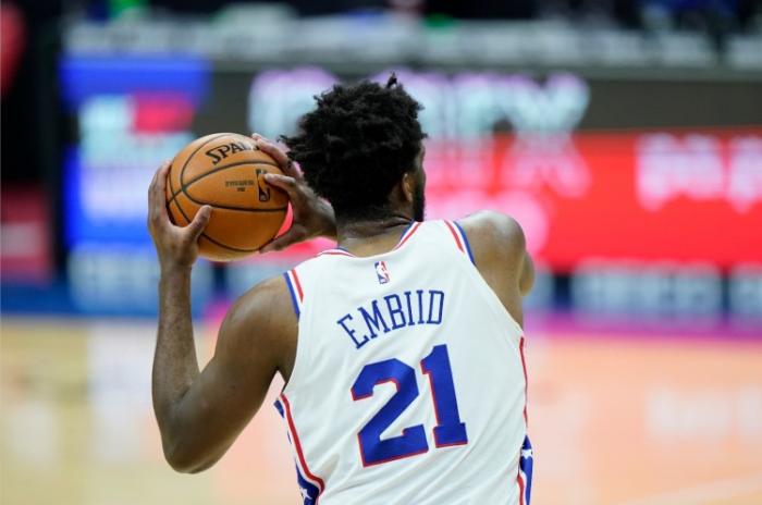 打18场即成联盟第一人！霍华德真变了啊！离开湖人的他裁判都敢干