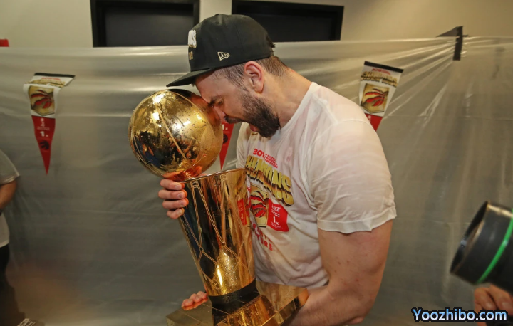 小加索尔与湖人成功签约 詹姆斯情绪激动