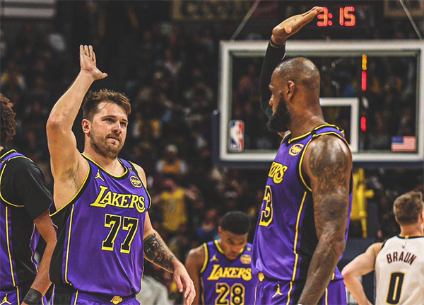 湖人更衣室沸腾！大胜掘金，雷迪克激情演讲，盛赞东契奇、詹姆斯