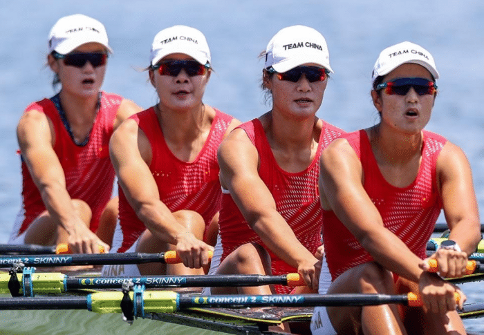 心疼！赛艇4金花皮肤黝黑，10余年风吹日晒，央视名嘴嘶吼落泪