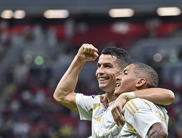 C罗39岁仍无敌？一年造50球创5大纪录，失利之战亦封官方最佳