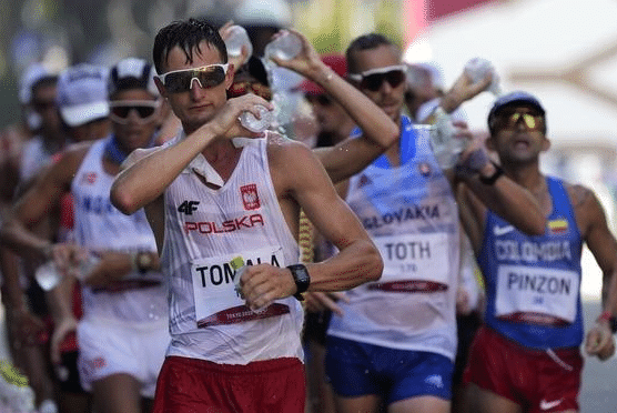 拼意志！最难田径项目波兰选手夺金，生涯第2次完赛就拿奥运冠军