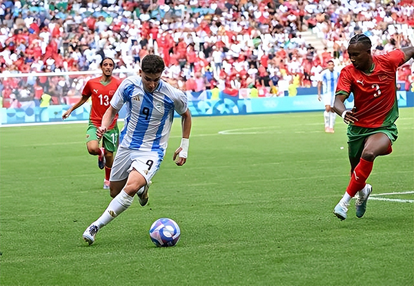 阿根廷国奥比赛现闹剧：球迷扔鞭炮致比赛中断