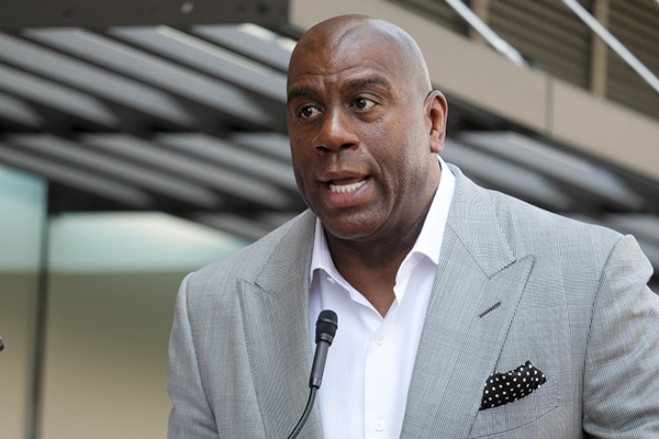 《Earn Your Leisure》播客：魔术师约翰逊敞开心扉，讲经纪失误与家族理财思考