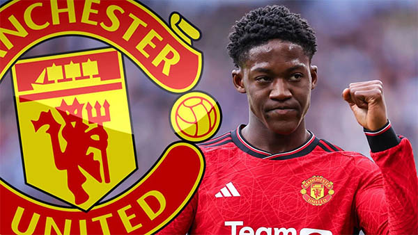 曼联续签新帝星待遇曝光，解释一年两次加薪理由！收入直逼顶级射手