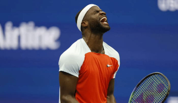 首进美网4强！大黑马击碎16年魔咒，激情怒吼庆祝，美国球迷狂欢