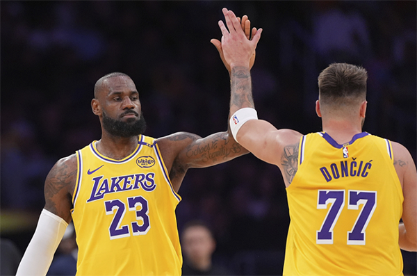 撞翻一排座椅！詹皇末节关键拼抢+6分 东契奇20中6难辞其咎