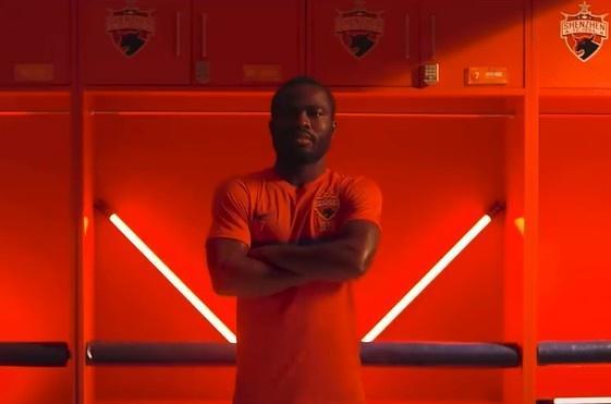 记者: 阿奇姆彭为了深足, 暂时不回家安葬母亲