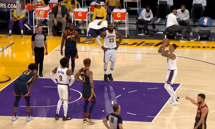 老詹9分钟10分2板1助2断1帽，湖人单节赢20分，格林咆哮裁判领T