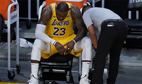 詹姆斯豪宅遭山火威胁 发声祈愿噩梦早结束并感恩消防员