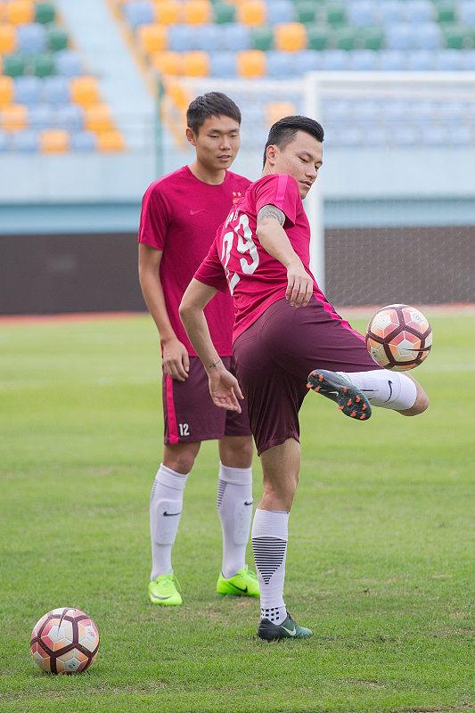 上大巴！深足与河南教练曾是一伙，强力三叉戟披绿色球衣不讲交情