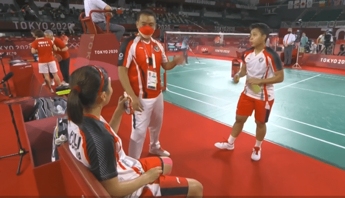 2：0！印尼组合胜中国夺金，34岁老将跪地哭泣，中国选手暖心安慰