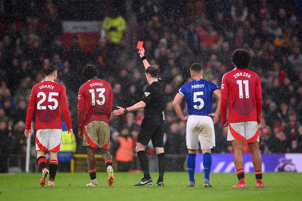 3000万新援首秀送空门+染红！曼联险遭绝杀他成罪魁祸首