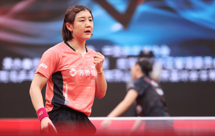 刘国梁搞笑举奖杯，王楠合影让C位，1V3失败，孙颖莎仍是大赢家