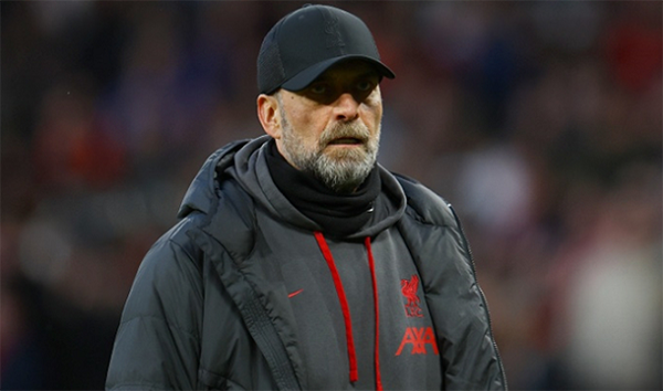 利物浦曼联激战平局，阿森纳逆袭夺榜首之位