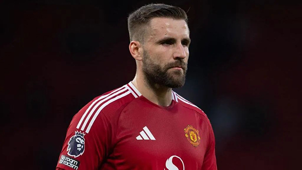 曼联卡洛斯官宣复出，拉爵省钱行动遇挫，球迷呼吁清洗以减负