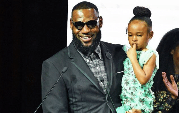 詹姆斯女儿戏精附体！称要赶着去巴黎购物到晕倒，韦德实力调侃