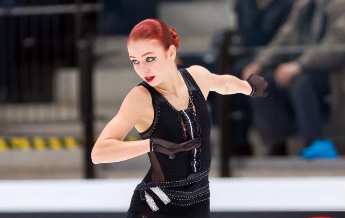 17岁特鲁索娃官宣恋情！晒娇羞合照，一袭红发绝美，男友奥运冠军