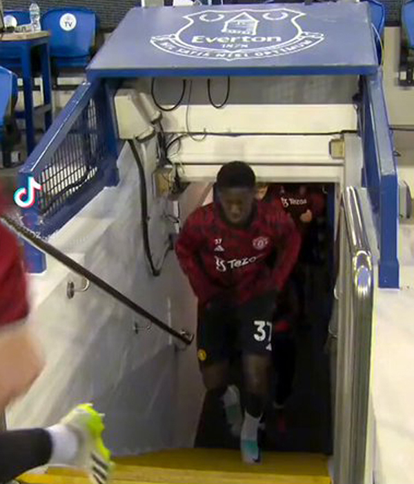 曼联新希望：梅诺或战埃弗顿首发，阿莫林冲首胜，安东尼受伤蒙阴影