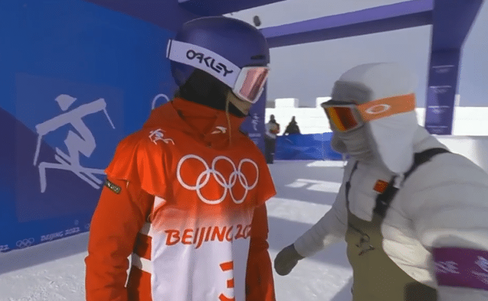 谷爱凌69.90分暂列第3，多人失误摔倒！爱沙尼亚天才少女完美一跳