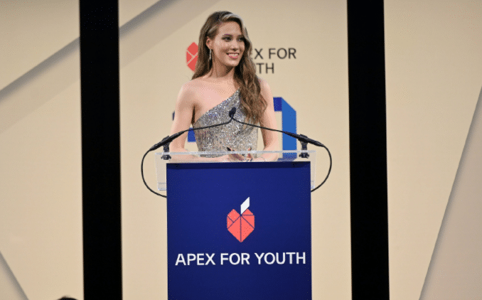 羡慕！谷爱凌在美国嗨翻天，海上狂飙摩托艇，向妈妈撒娇道歉