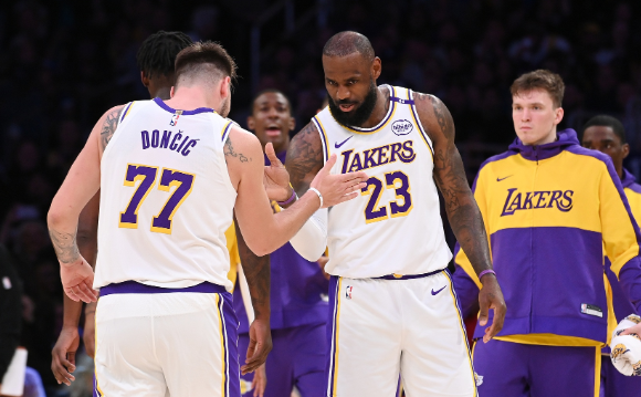 里程碑在望！詹皇携手东皇冲8连胜，里夫斯伤愈或归队助力