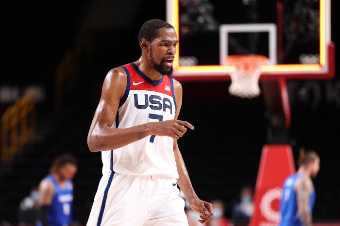 戈贝尔沮丧痛哭！美国队夺冠后杜兰特咧嘴大笑，身披国旗疯狂庆祝