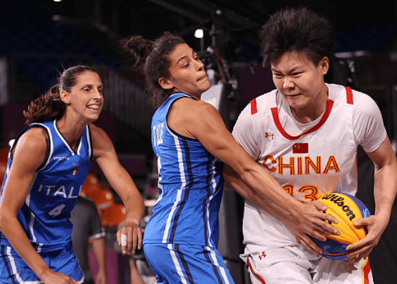 奖牌在招手！中国三人女篮大胜意大利挺进四强，硬气！