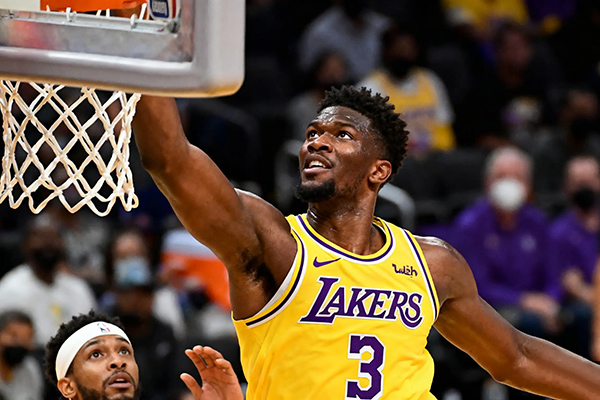 湖人季前赛首胜：艾顿26分钟砍14+8，直言要做防守锚点