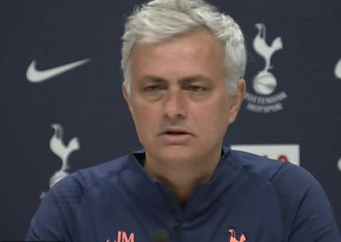 穆帅暗讽索帅，弗爵不会认同夺冠是虚荣心！自信终结曼联客场不败