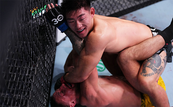 超燃之战！宋亚东一致判定获胜，撂倒对手大笑，赛后霸气回击